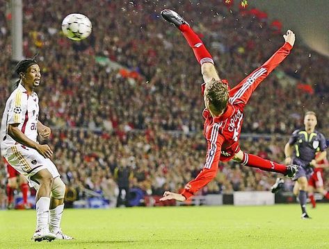 Soccer Shoot, Peter Crouch, Scissor Kicks, Bicycle Kick, Food Motivation, Liverpool Fans, Fc Liverpool, Soccer Goal, Soccer Skills