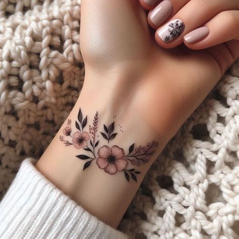 Tato Paha, Pola Tato, Favorite Tattoos, Tato Henna, Cool Wrist Tattoos, Flower Wrist Tattoos, Flame Tattoos, Mommy Tattoos, Tattoos For Women Flowers