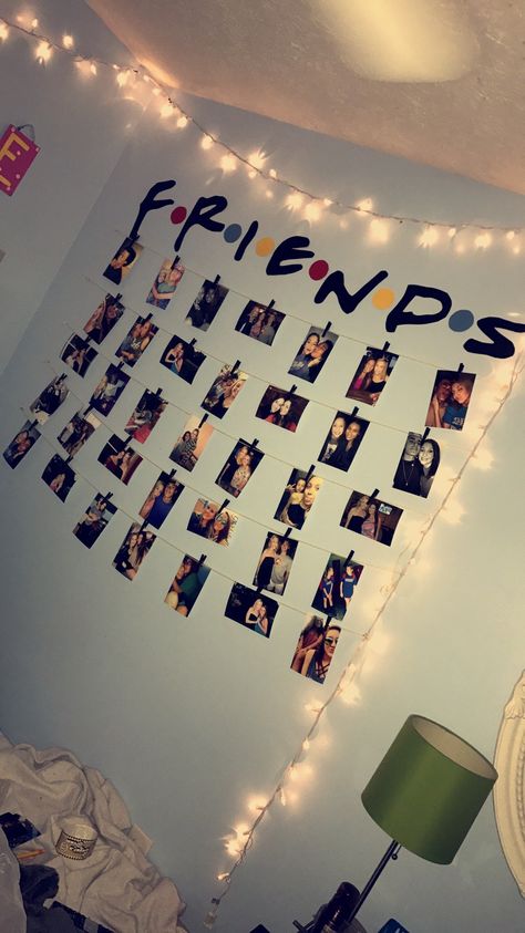 Picture Wall Ideas Friends, Photo Wall Ideas Bedroom Room Decor, Hanging Pictures On The Wall With String, Pics On Wall Ideas Bedroom, Friend Picture Wall Ideas, Photo Wall Friends, Bedroom Decor Pictures Wall, Friends Photo Wall, Photo Wall Collage Bedroom Inspiration