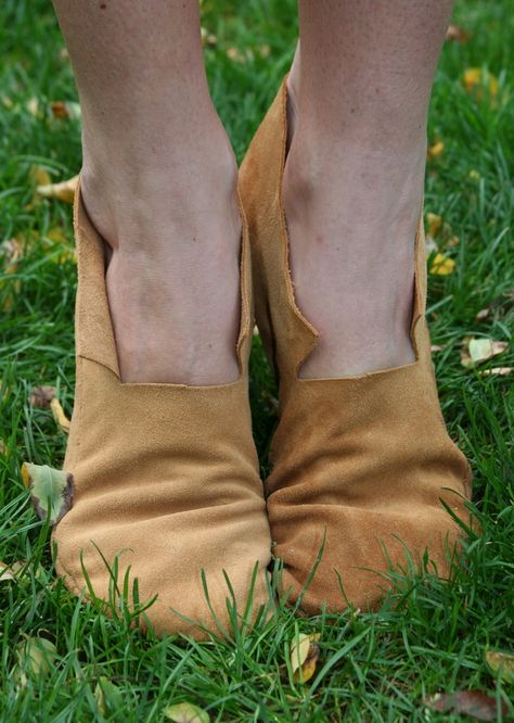 Leather Moccasins Diy Patterns, Leather Moccasins Diy, Making Moccasins, How To Make Moccasins, Moccasin Patterns, Earthing Shoes, Diy Moccasins, Homemade Shoes, Moccasin Pattern