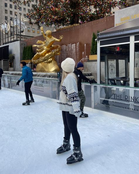 Rockefeller Center Tree, ice skating, winter outfit Skating Rink Outfit, Nyc Outfits Aesthetic, Ice Skating Winter, Skating Outfit, Christmas Ice Skates, Ice Skating Outfit, New York Fits, Birthday Trip, Skating Rink