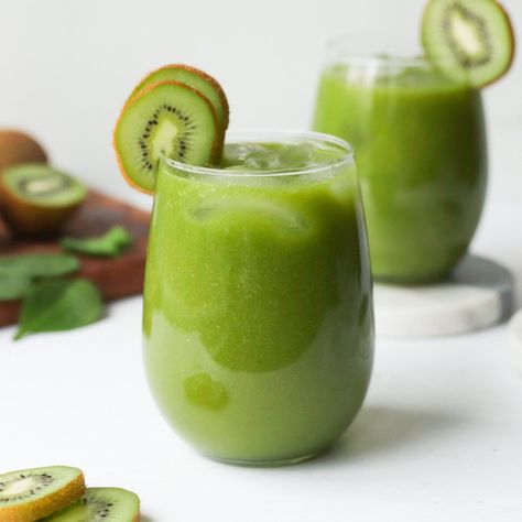 This cold-pressed, healthy Kiwi Juice is SO easy to make with either a juicer or blender. It's super healthy and full of delicious flavor. Kiwi Juice Recipe, Kiwi Benefits, Kiwi Juice, Turmeric Shots, Homemade Juice, Diced Apples, Juice Recipe, Healthy Drinks Recipes, Super Healthy