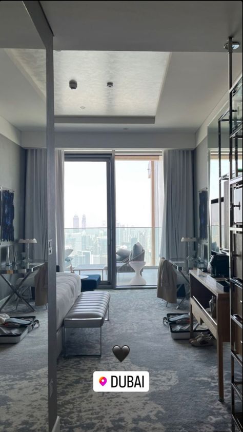 Apartment In Dubai Aesthetic, Dubai Penthouse Aesthetic, Dubai Apartment View, Penthouse Bedroom Ideas, Dubai Hotel Luxury, Dubai Hotel Room, Dubai Bedroom, Rich Apartment, Uae Aesthetic