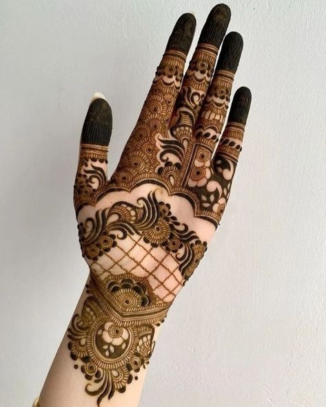 Girlish Mehndi Designs, Henna Design Hand, Tikki Mehndi Design, Tikki Mehndi, Kashee's Mehndi Designs, Short Mehndi Design, Tattoos Henna, Front Mehndi Design, Palm Mehndi Design