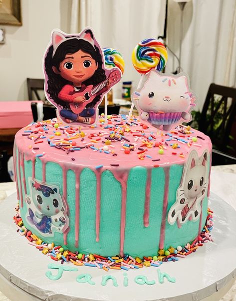 Gaby Dollhouse Birthday Cake, Gaby’s Dollhouse Birthday Cake, Diy Gabby Dollhouse Cake, Gabby Cake Ideas, Diy Gabbys Dollhouse Birthday, Simple Gabbys Dollhouse Cake, Gabby's Dollhouse Birthday Cake, Gabby’s Dollhouse Cake Ideas, Gabby Cat Birthday Cake