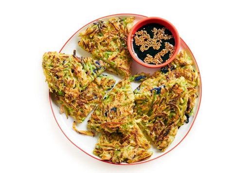 Supermarket Special Section Broccoli Slaw Pancakes, Broccoli Slaw Fritters, Sesame Dipping Sauce Recipe, Zucchini Dinner, Zucchini Dinner Recipes, Veggie Cakes, Recipes Sides, Cruciferous Vegetables, Vegetable Pancakes