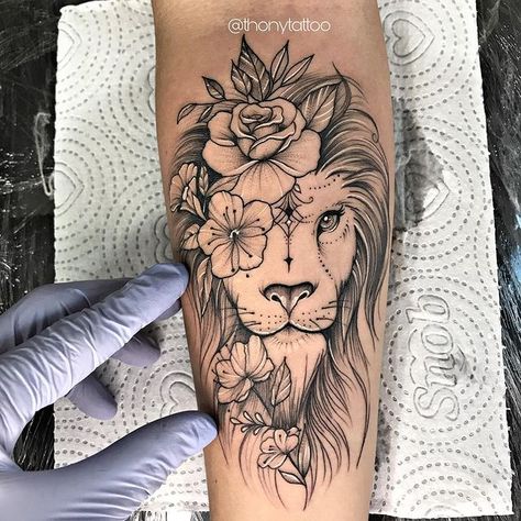 León con flores en su melena por Thony Tattoo - Tatuajes para Mujeres Girl Shoulder Tattoos, Lioness Tattoo, Horoscope Tattoos, Leo Tattoos, Hip Tattoos Women, Stomach Tattoos, Shoulder Tattoos For Women, Stylist Tattoos, Tattoo Feminina