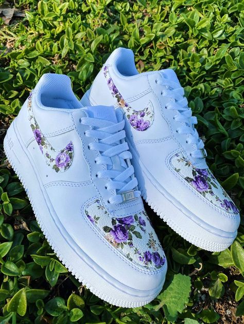 ac5dab2e99eee9cf9ec672e383691302desc52011393ri Painted Shoes Flowers, Beige Air Force 1, Custom Nike Blazers, Shoes Flowers, Nike Blazers, Custom Shoes Diy, Tenis Vans, Dr Shoes, White Nike Shoes