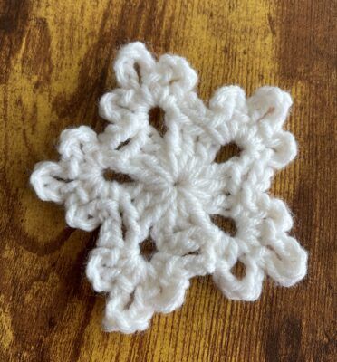 Tiny Crochet Snowflake Pattern, Small Snowflake Crochet Pattern, Crochet Snowflake Applique, Crochet Snowflake Ornaments, Free Crochet Snowflake Patterns, Snowflake Ornaments Diy, Snowflake Crochet, Tree Crochet, Crochet Christmas Ornaments Free