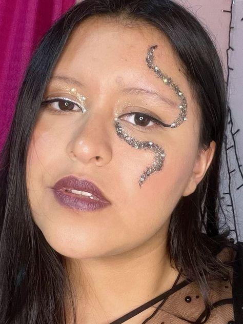 Reputation And Lover Halloween Costumes, Simple Reputation Makeup, Reputation Taylor Swift Eye Makeup, Taylor Reputation Makeup, Reputation Taylor Swift Costume, Reputation Makeup Looks, Rep Makeup Taylor Swift, Reputation Eras Tour Makeup, Reputation Make Up Taylor Swift