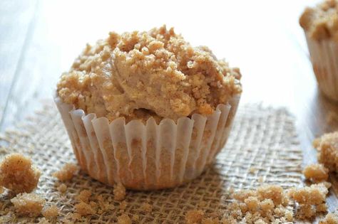 Apple cinnamon muffins with a streusel topping. Moist Banana Nut Muffins, Apple Cinnamon Oatmeal Muffins, Cinnamon Oatmeal Muffins, Vegan Coffee, Banana Oat Muffins, Apple Cinnamon Oatmeal, Banana Nut Muffins, Streusel Muffins, Apple Cinnamon Muffins