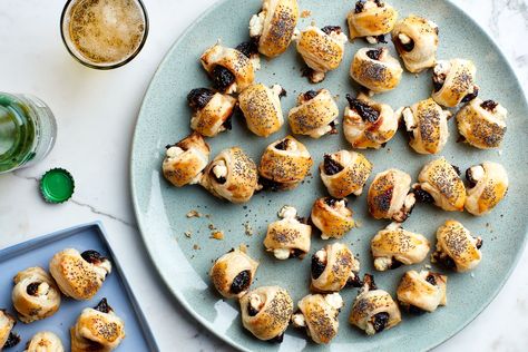 Spicy, honey-glazed figs are balanced by creamy goat cheese and buttery puff pastry in this fun vegetarian play on pigs-in-a-blanket. One Bite Appetizers, Goat Cheese Recipes, Fig Recipes, Vegetarian Appetizers, Small Bites, Cheese Recipes, A Blanket, Puff Pastry, Goat Cheese