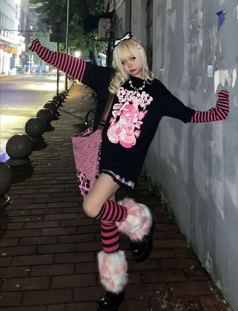 Black And Pink Emo Outfits, Pink N Black Outfit, Pink Goth Outfits Pastel Grunge, Kawaii Punk Outfits, Pink Scenecore Outfit, Pink Punk Aesthetic Outfits, Alternative Fashion Pink, Black And Pink Aesthetic Outfit, Emo Kawaii Outfits