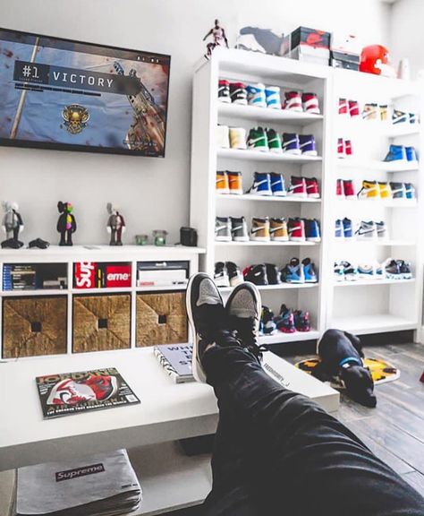 Sneakerhead Closet, Man Room Design, Hypebeast Room Ideas, Sneakerhead Bedroom, Gamer Room Diy, Sneaker Room, Προϊόντα Apple, Sneakerhead Room, Hypebeast Room