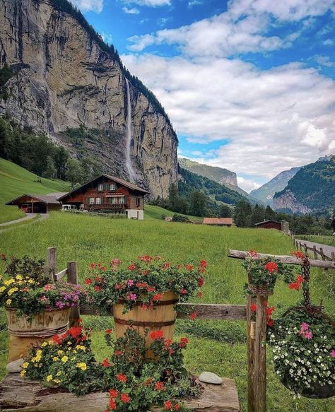 Switzerland Wallpaper, Switzerland Travel Guide, Switzerland Photography, Fantasy Cottage, Beautiful Scenery Pictures, Cottage Core Aesthetic, Switzerland Travel, Famous Places, Beautiful Places To Travel