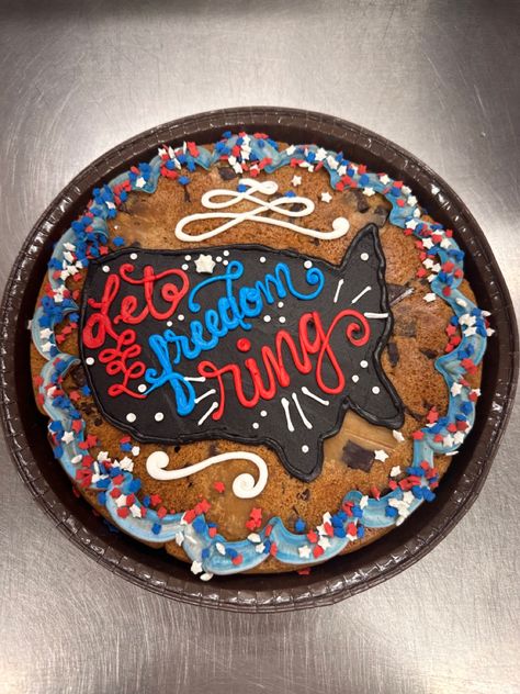 Patriotic Cake Ideas, Patriotic Cake Decorating, Round Cake Designs, July 4th Cakes, Patriotic Cakes, 4th Of July Cakes, Brownie Cakes, Message Cookies, Cookie Cake Ideas