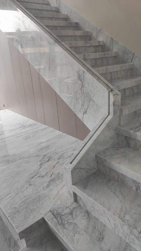 beige marble stair and steps for indoor Tiles Stairs Indoor, Marble Stairs Design, Travertine Stairs, White Marble Flooring, Staircase Paneling, Stairs Skirting, Loft House Design, White Stairs, Marble Staircase