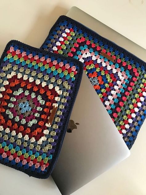 2 Color Crochet Square, Laptop Case Crochet Pattern, Crochet Laptop Bags, Crochet Functional Items, Granny Square Laptop Case, Crochet Macbook Cover, Crochet Scarves For Men, Laptop Cover Crochet, Crochet Computer Case