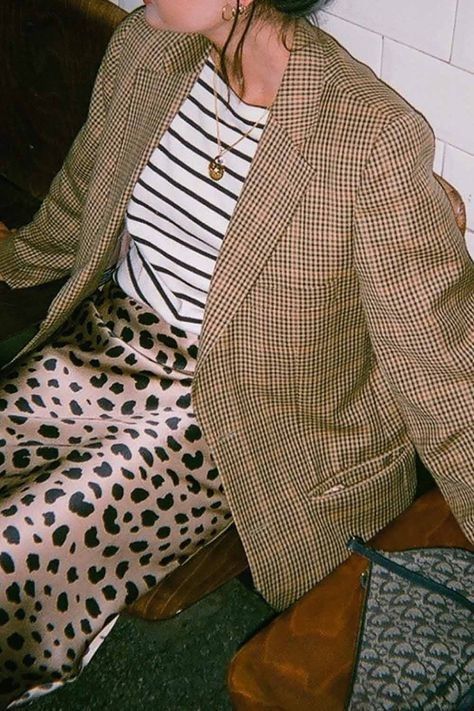 Mixed Prints Outfit, Accessories Outfit, Mode Hippie, Leopard Print Skirt, Fashion Weeks, Plaid Fashion, Blazer Outfits, 가을 패션, Mixing Prints