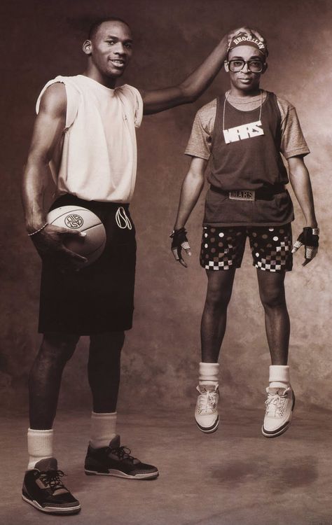 Michael Jordan and Spike Lee's Mars Blackmon. This image inspired a more recent photo with Dwayne Wade and Kevin Hart. Michael Jordan Poster, Jordan Poster, Nike Poster, Michael Jordan Photos, Michael Jordan Pictures, Jordan Iii, Nike Ad, Basketball Tricks, Basket Nba