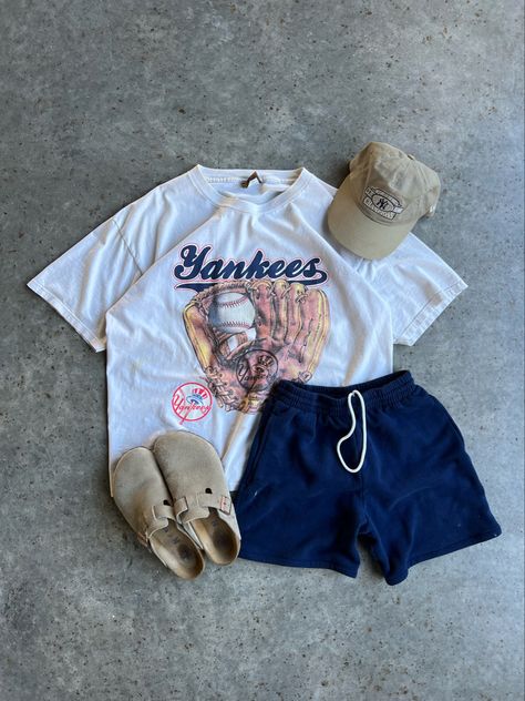 Mens Retro Summer Outfits, Vintage Tshirt Men Outfit, Vintage Sports Outfit, Vintage Athletic Outfits, Vintage Sport Outfit, Mens Clothing Styles Shorts, Men’s Graphic Tee Outfit, Sports Graphic Tees, Men’s Vintage Outfits