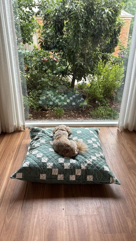 How to make: A quilted floor cushion (or dog bed :-) — Joz Makes Quilts Easy Sew Dog Bed, Quilted Cat Bed, Sewing A Dog Bed, Dog Bed Covers Diy, Quilted Dog Bed, Diy Dog Bed Cover, Dog Bed Pattern, Dog Bed Ideas, Low Volume Quilt