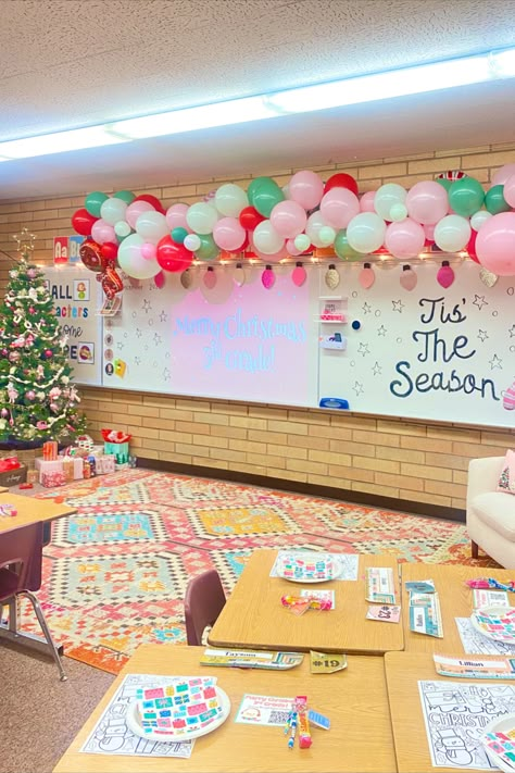 Elementary Classroom Christmas Decor, Teacher Area In Classroom, Kindergarten Classroom Themes Ideas, Classroom Design Ideas Elementary, Kindergarten Classroom Layout, Kindergarten Teacher Classroom, Teacher Vision Board, Classroom Christmas Decor, Elementary Classroom Themes