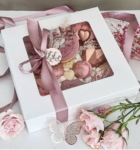 Valentine Packing Ideas, Dessert Boxes Gift Packaging Ideas, Desert Box Gift, Dessert Gift Box Ideas, Dessert Box Ideas, Treatbox Ideas, Treat Box Ideas, Treat Gift Boxes, Sweet Boxes