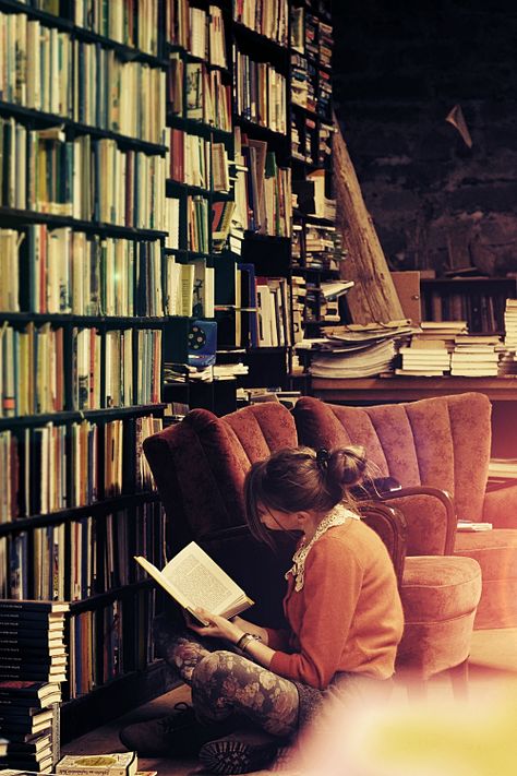 .:i will have a huge library in my home:. Beautiful Bookstores, Women Reading, Book Room, Tv Set, Home Libraries, Reading A Book, World Of Books, Emilia Clarke, Roald Dahl