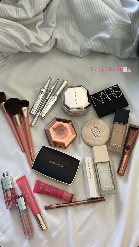 Makeup Bag Essentials, Makeup Tip, Basic Makeup, Makeup Aesthetic, Makeup Needs, Top Makeup Products, Fancy Makeup, Dior Makeup, Elegant Makeup