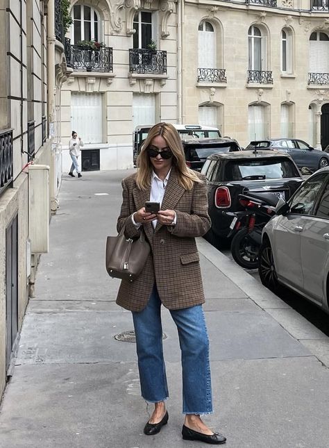 French Office Outfit Winter, Checked Wool Blazer Outfit, Brown Blazer Winter Outfit, French Girl Office Style, Plaid Wool Blazer Outfit, Oversize Tweed Blazer Outfit, Oversized Tweed Blazer Outfit, Oversized Plaid Blazer Outfit, Brown Plaid Blazer Outfit