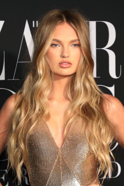 Romee Strijd Romee Strijd Dark Hair, Romee Strijd Hair, Caramel Blonde Hair, Party In New York, Icons Party, Summer Blonde Hair, Dark Blonde Hair Color, Romee Strijd, Dark Blonde Hair