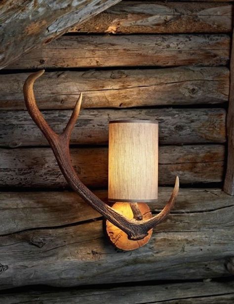 How do you feel about using a pair of antlers to spice up your decor? Believe it or not, you don't necessarily need to have a wild west theme or a "cabin i Antler Light Fixtures, Decorating With Antlers, Belgian Pearls, Antler Ideas, Antler Lamp, Antler Lights, Antlers Decor, Antler Crafts, Antler Wall