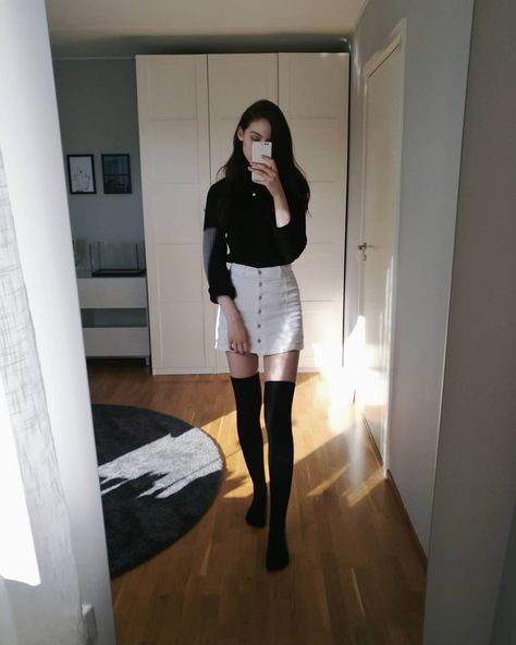 white skirt and knee-high socks <3 Skirt And Knee High Socks, Knee Socks Outfits, Long Socks Outfit, Runway Styling, Stocking Outfit, Knee High Socks Outfit, High Socks Outfits, Cabbage Stew, White Skirt Outfits