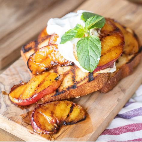 Grilled Pound Cake Desserts, Smoked Desserts, Grilled Fruits, Cinnamon Peaches, Grilled Pound Cake, Cake With Peaches, Grilled Fruit Recipes, Bbq Competition, Bbq Dessert