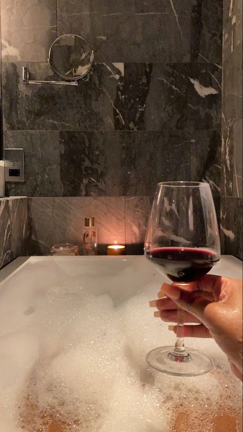 Bath Tub Aesthetic, Black Girls Luxury Lifestyle, Bath Aesthetic, Alcohol Party, Spa Night, Vision Board Pictures, Black Femininity, Rich Lifestyle, Feminine Hygiene