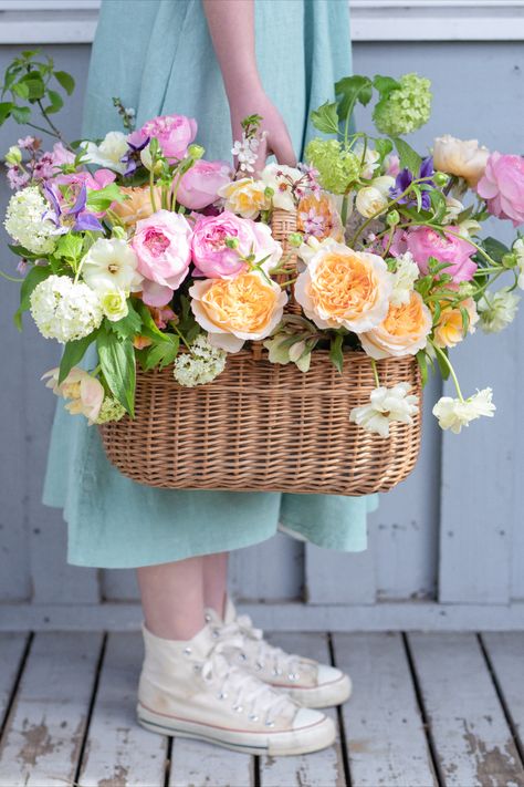 Easter Flower Basket, Big Family Gathering, David Austin Wedding, Happy Easter Weekend, Yellow Rose Flower, Easter Flower, Backyard Flowers, David Austin Roses, Easter Flowers