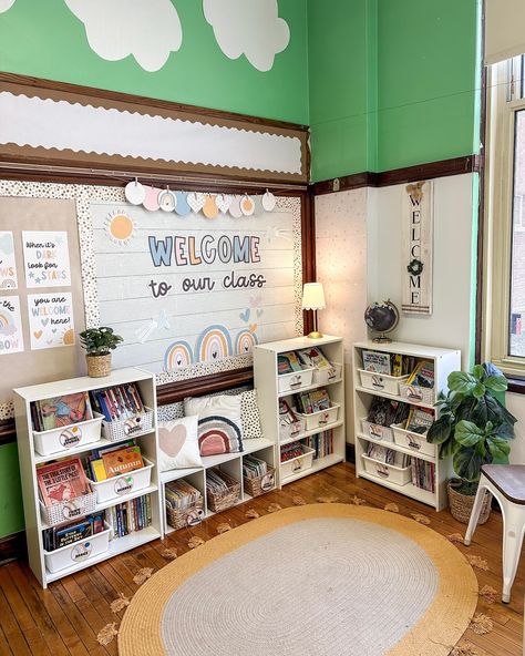 Classroom Setup Day 4 💚 My classroom library has always been my favorite part of my room so I’m so happy it turned out this good! I added contact paper to the black boards and used double sided tape for the borders (I did that last week and it’s held up). Today I added more contact paper to the walls so there would be less green and it turned out perfect! ➡️ Swipe to the last photo to see the before. Thank you all for your sweet comments yesterday, I appreciate you all! 🫶🏼 . . . #teach... Elementary Classroom Decor, Dark Look, Classroom Library, Classroom Setup, My Classroom, Contact Paper, I Appreciate You, Double Sided Tape, My Room