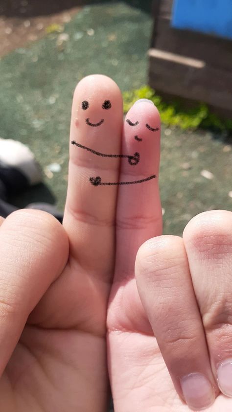 Hand Poses For Couple, Pinky Finger Couple Trend, Cute Couple Asethics Pic, Hand Aesthetic Couple, Me And You Pictures, Couple Doodles Aesthetic, Couple Doodles Cute, Finger Couple, Fake Couple