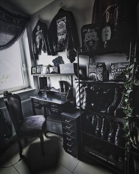 544 Likes, 7 Comments - ᒐɩ⳽ᥲ ᘎᥱɾɾყt 🜏 (@lisaverryt) on Instagram: “Organised mess 🖤 × × × #home #homedecor#gothicdecor #gothdecor #gothhomedecorating #gothaesthetic…” Gothic Decor Bedroom, Grunge Bedroom, Goth Room, Gothic Room, Bad Inspiration, Goth Home Decor, Goth Home, Dark Home Decor, Dark Home