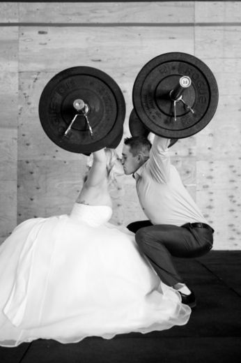 Fitness Wedding Theme, Gym Themed Wedding, Muscular Bride, Wedding Academia, Crossfit Wedding, Gym Couple, Gym Wedding, Fit Couple, Fitness Photoshoot