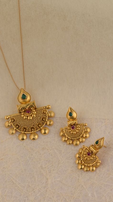 Celebrating craftsmanship in 22kt gold, with the AZVA pendant Trending Gold Jewellery Designs, Polki Diamond Jewellery, Diamond Jewerly, Gold Pendant Necklace Jewellery, Gold Pendent, Neck Pieces Jewelry, Gold Jewelry Outfits, Gold Earrings Models, Gold Jewelry Simple Necklace