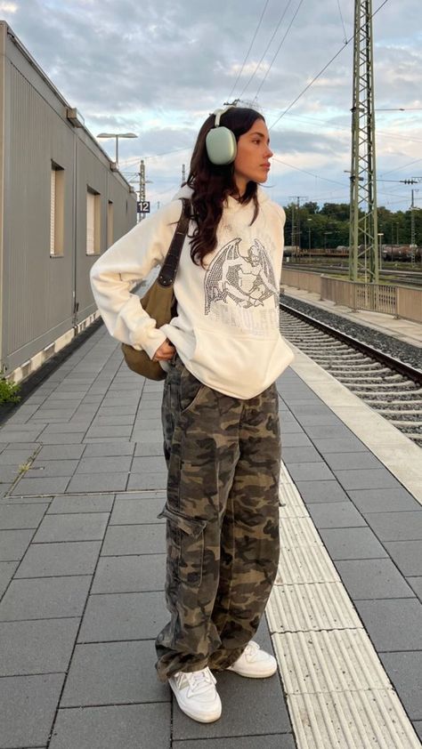 Style Brown Pants, How To Style Brown Pants, Army Pants Outfit, Army Outfit, Army Clothes, 2000s Streetwear, Fresh Outfits, Brown Pants, Streetwear Fashion Women