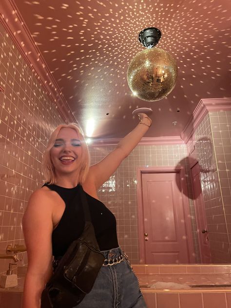 Fun Bar Bathroom Ideas, Disco Theme Bathroom, Bathroom Disco Ball, Pink Disco Bathroom, Disco Bathroom Decor, Disco Ball Apartment, Disco Ball Bathroom, Disco Toilet, Club Bathroom Aesthetic