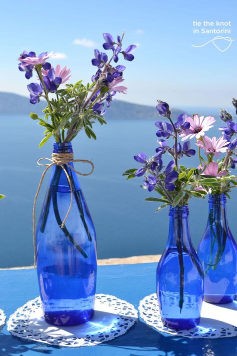 #centerpiece DIY Santorini Wedding |See the full post here:http://tietheknotsantorini.com/blog/diy-santorini-wedding-decor-blue-purple Vases With Flowers, Decoration Buffet, Blue Vases, Greek Decor, Deco Nature, Santorini Wedding, Greek Wedding, Greek Style, Blue Bottle