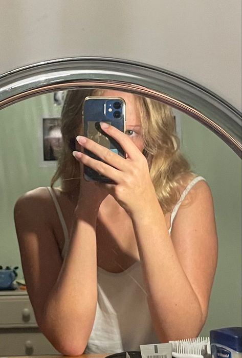 Hair No Face, Light Blonde Hair, Blonde Hair Girl, No Face, Light Blonde, Girl Hairstyles, Blonde Hair, Blonde, Mirror Selfie