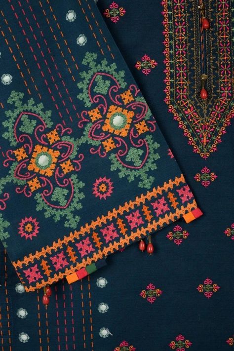 Khaddar Trouser Design, Kutchwork Designs, Bridal Lehenga Design, Kutchi Embroidery, Afghani Clothes, Kutch Work Designs, Balochi Dress, Lehenga Design, Embroidery Dresses