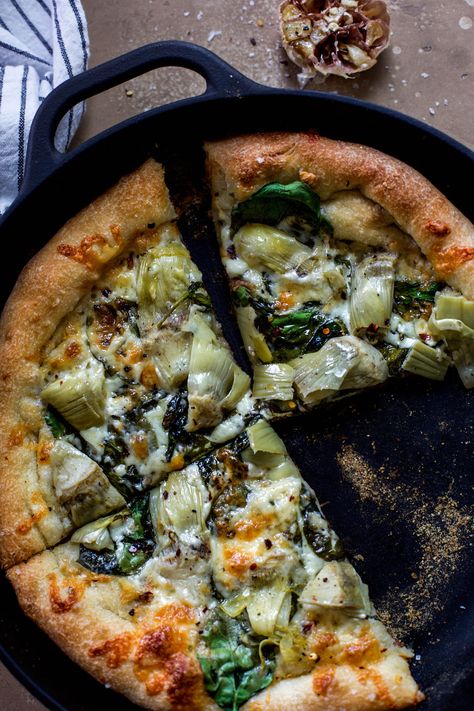 Artichoke Heart Pizza, Pizza Spinach, Spinach Artichoke Pizza, Veggie Tart, Artichoke Pizza, Make A Pizza, Heart Pizza, Garlic Pizza, Skillet Pizza