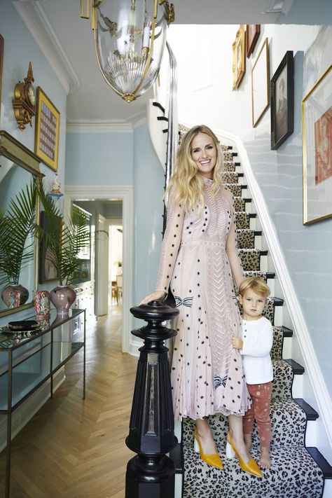 Tour Designer Summer Thornton's Enchanting Chicago Townhouse 2022 Chicago Townhouse, Entry Staircase, Southern Home Magazine, Summer Thornton, Summer Jokes, Gracie Wallpaper, Childhood Bedroom, Chicago Condos, Socal Style