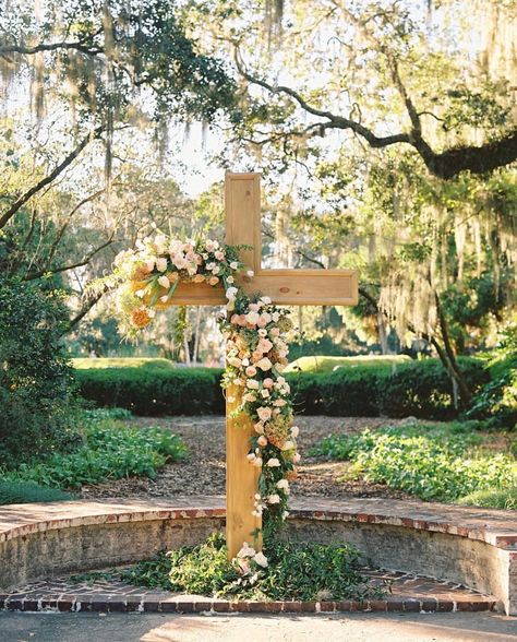 Wooden Cross With Flowers, Cross With Flowers, Backdrop Floral, Wedding Cross, Wedding Ceremony Backdrop, Future Wedding Plans, Christian Wedding, Cute Wedding Ideas, Floral Garland